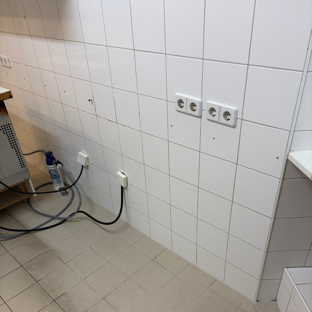 Gewerbeküche nach der Reinigung: hygienisch gereinigte Fliesen